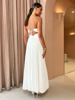 Issy Orla Dress In White 11 Issy Orla Dress In White -Coco & Lola SHOP Issy Lowres 8 9535431a 9426 4b17 b94e a66cb0ee278c 600x